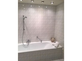 Bad mit Dusche und Badewanne