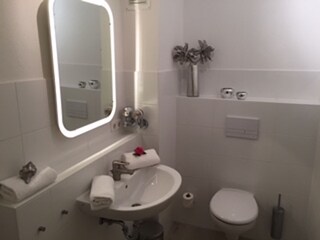 Gäste WC mit  Wachmaschine/Trockner  im EG