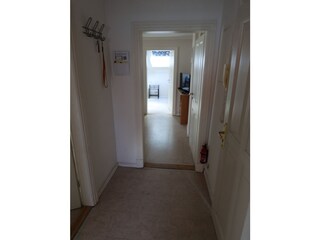 Blick vom Flur durchs Wohnzimmer