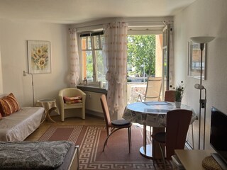 mit überdachter Balkon mit Blick in den Garten