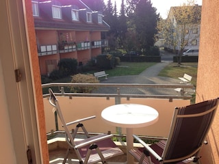 Sonniger Balkon an einer ruhigen Anliegerstraße