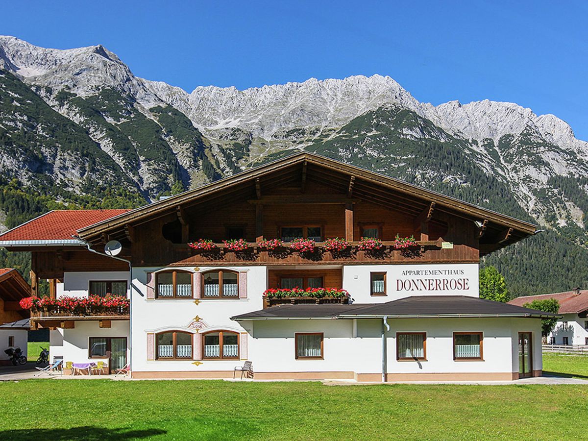 Apartment Donnerrose, Mittenwald, Firma Belvilla Ferienwohnungen