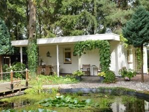 Vakantiehuis Vrijstaande bungalow met buitenhaard, overdekt terras en vijver op bosperceel - Zorgvlied - image1