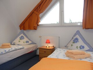 zweites Schlafzimmer mit Kleiderschrank