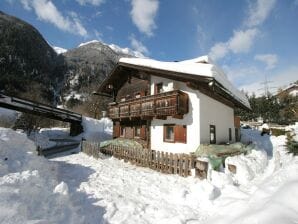 Holiday house Tirol: Einladende Ferienwohnung mit Garten in Skigebietnähe - Matrei in Osttirol - image1