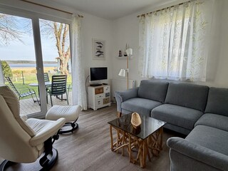 Wohnzimmer mit Seeblick