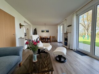 Blick vom Sofa zum Esstisch und auf die Lindenallee