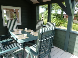 Überdachte Wind- und Regengeschützte Raucherecke