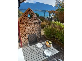 Blick zu Berge und See von der Terrasse