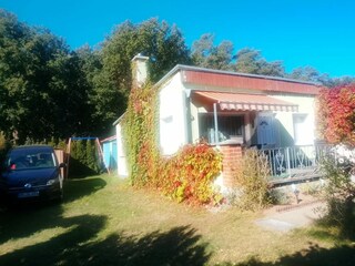 Süd- und Westseite mit Parkplatz