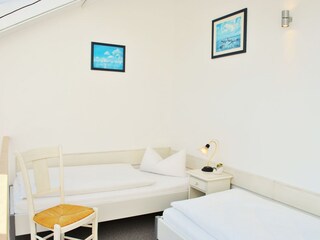 2. Schlafzimmer in der Galerie mit elektr. Fenster