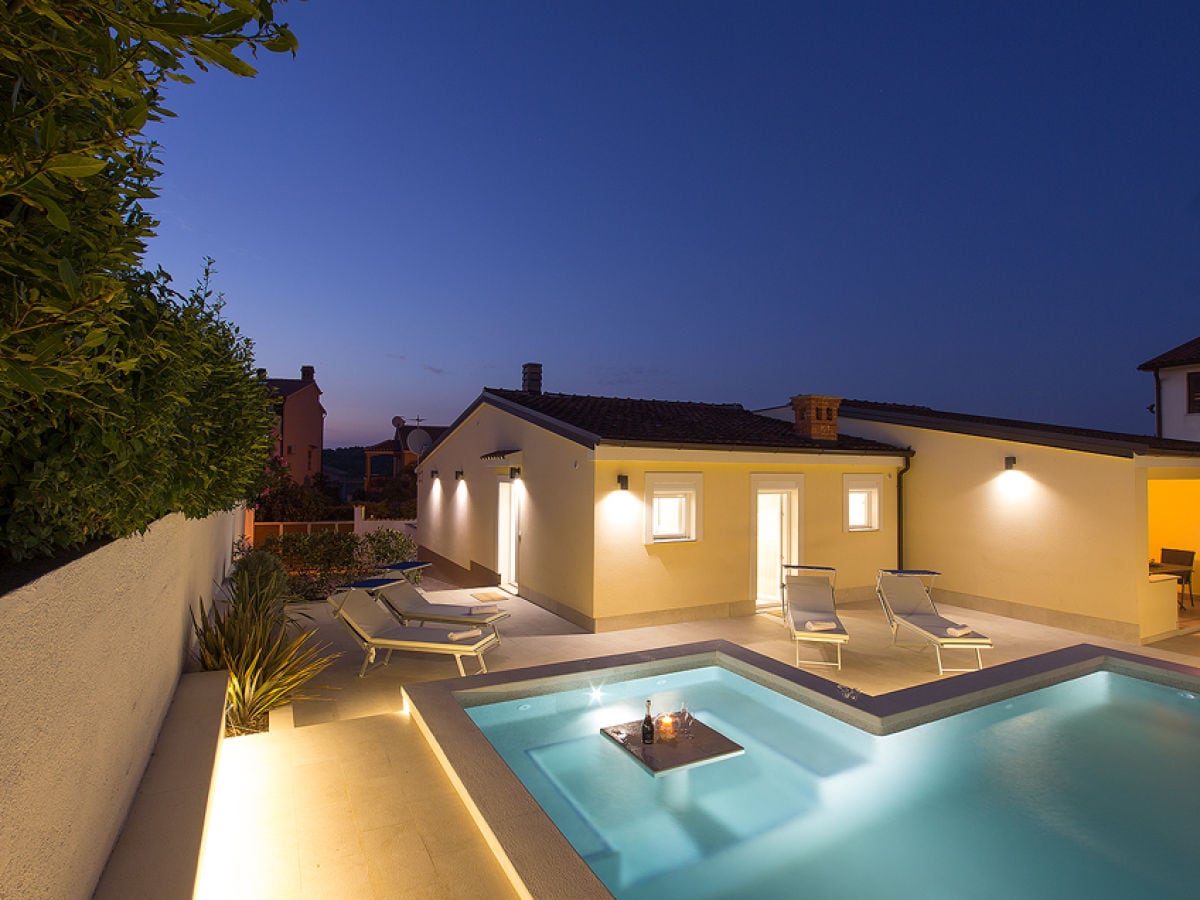 Villa Manuela with pool in Banjole - wiibuk.com