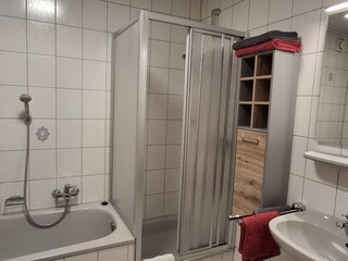 großes Bad Wohnung 3