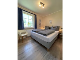 kleine SZ im EG mit Boxspringbett 160x200