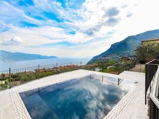 Pool mit Seeblick