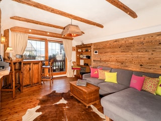 gemütliches Wohnzimmer mit kleiner Bar