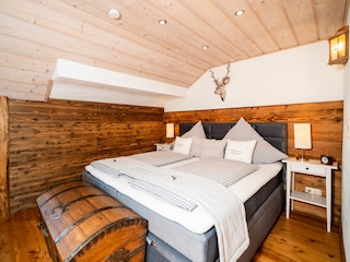 Schlafzimmer mit bequemen Boxspringbett