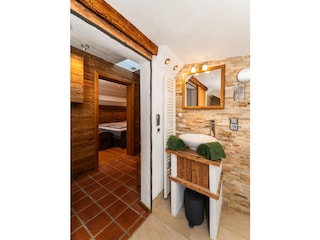 Badezimmer mit Waschtisch und Blick in den Flur