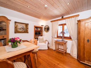 Esszimmer mit antikem Bauernschrank