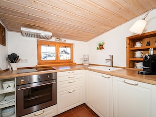 voll ausgestattete Küche mit Spülmaschine