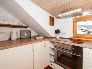 voll ausgestattete Küche mit E-Geräten