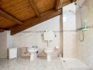 Badezimmer mit Dusche, WC und Bidet