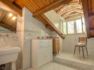 Badezimmer mit Dusche, WC und Bidet