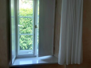 Schlafzimmer mit Innenfensterläden
