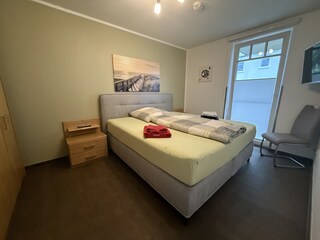 Schlafzimmer mit Boxspringbett
