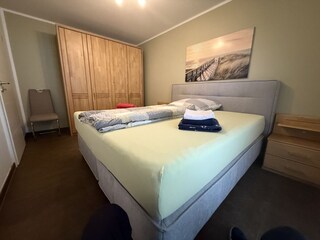 SZ mit Boxspringbett und Schrank
