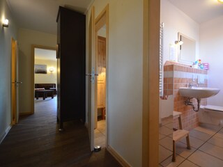 Flur zum Bad, 2 Schlafzimmer, Kammer, Wohnraum - Fewo 1