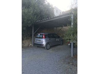 Carport gegenüber des Hauses