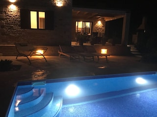 Pool bei Nacht