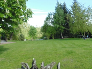 weiträumiger Außenbereich mit Zugang zur Terrasse