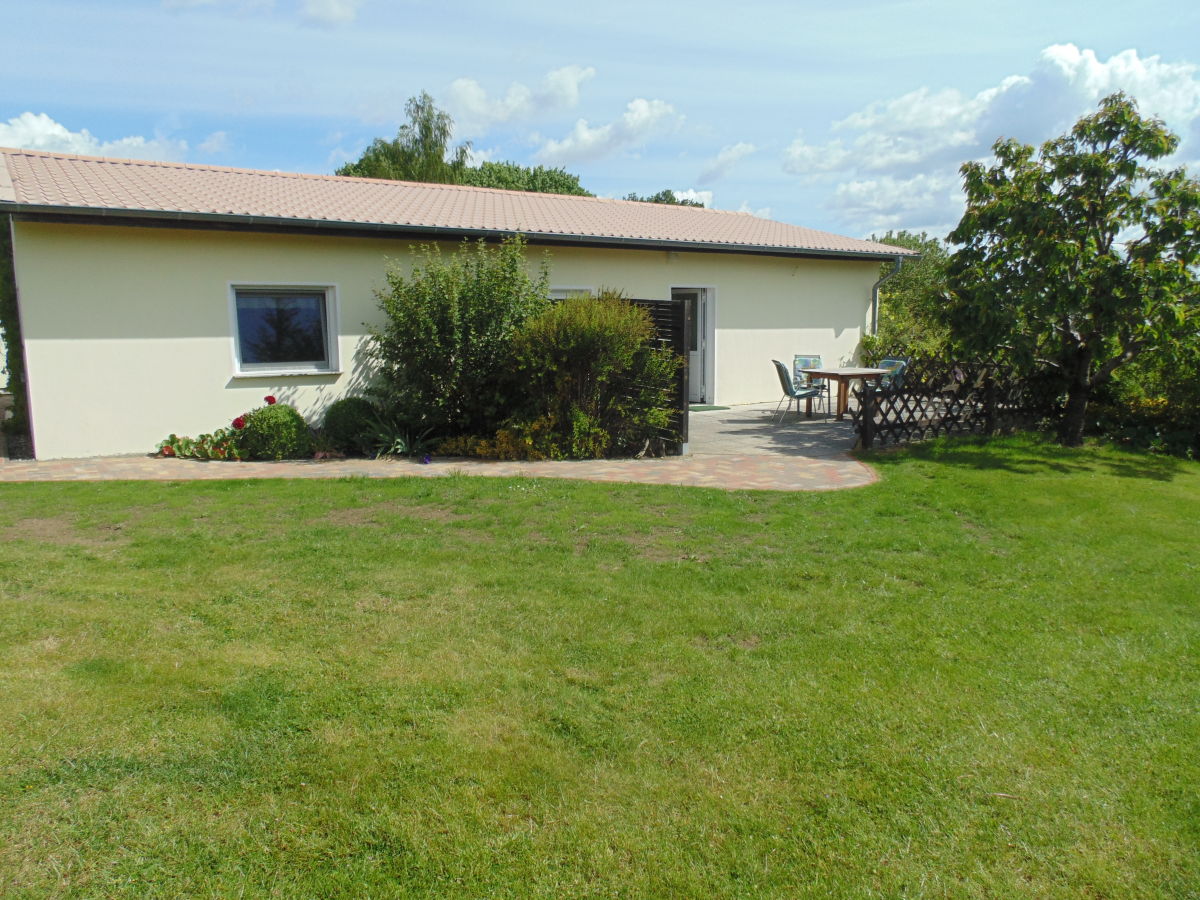 aussenansicht von dazugehoeriger wiese