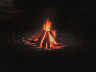 Dazugehörige romantische Lagerfeuerstelle