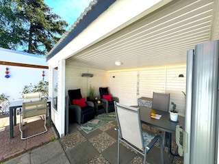 ...mit überdachter Terrasse...