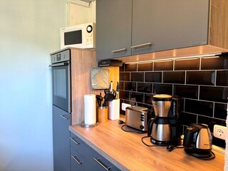 voll ausgestattete, kleine Küchenzeile