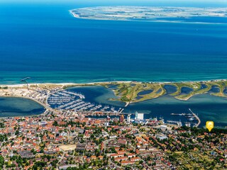Naturschutzgebiet Graswarder (rechts Villa Strandgut)