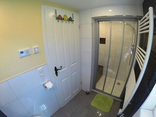 ...mit großer Dusche, Radio & Fußbodenheizung