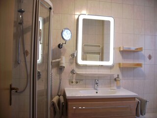 Bad-Dusche-Wanne-Bodenheizung