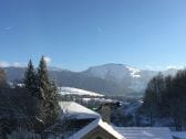 Blick vom Balkon auf den verschneiten Hochgrat