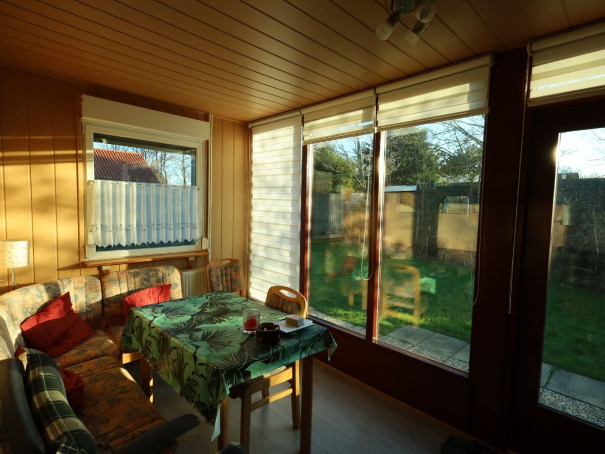 Geschlossene Terrasse mit Blick in den Garten