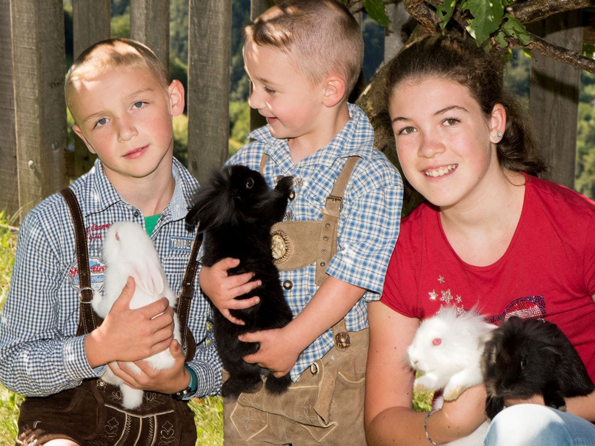 Unsere Kinder mit den Zwegkaninchen