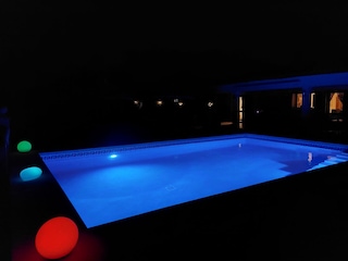 Der Pool bei Nacht.