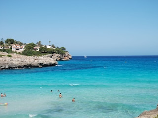 Der flach abfallende Strand der Cala Mandia