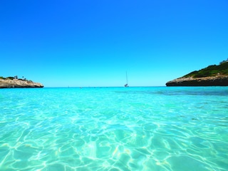 Die Cala Mandia lädt zum Schwimmen ein