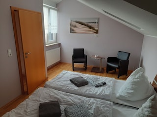 1. Schlafzimmer mit Sitzmöglichkeiten