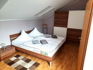 1. Schlafzimmer mit Doppelbett