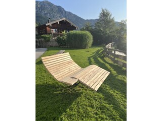 gemütliche Liegen aus Zirbenholz, laden ein zur Rast...